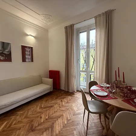 Newly Renovated 2br Near Bocconi & Metro Ferienhaus